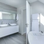 Jak zařídit koupelnu: Nezbytné prvky, současné trendy a výběr obkladů